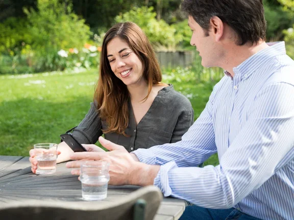 Diabetic young woman (smartphone) 9